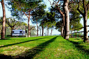 Camping Internazionale - Wohnwagen- und Zeltstellplatz zwischen Bäumen