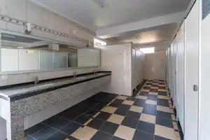Camping Ionion Beach - Sanitärgebäude mit Waschbecken, Spiegel, Toiletten und Duschen