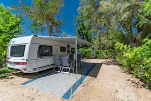 Camping Ionion Beach - Zeltplatz im Grünen auf dem Campingplatz