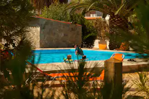 Camping Iria Beach - Poolbereich des Campingplatzes mit Sonnenliegen