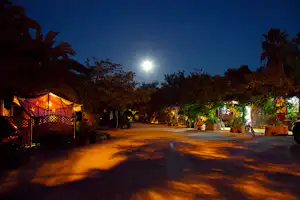 Camping Iria Beach - Wohnwagen- und Zeltstellplatz vom Campingplatz im Grünen am Abend