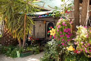 Camping Iria Beach - Wohnwagen auf Stellplatz vom Campingplatz im Grünen