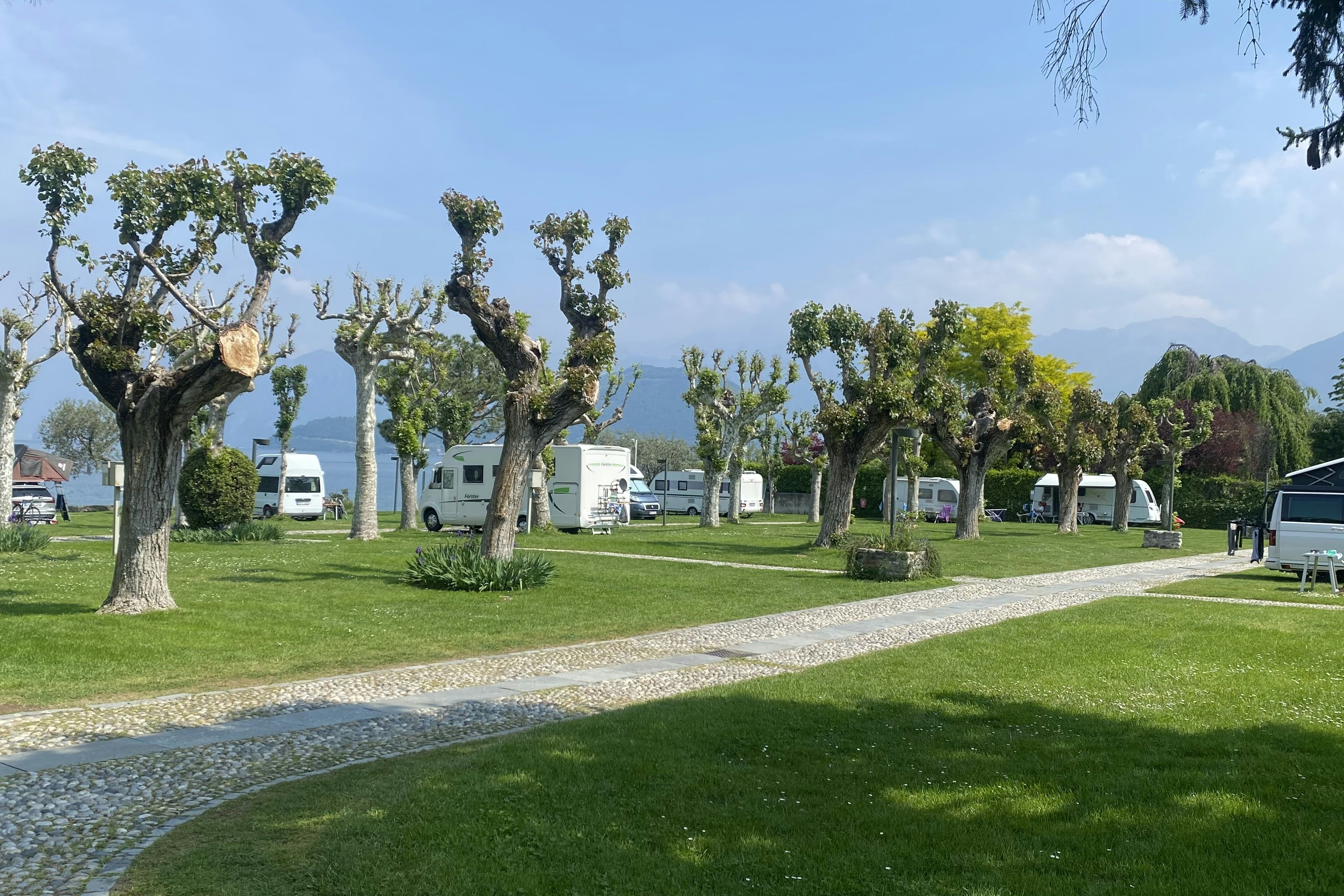 Camping Iseo - Stellplätze im Grünen