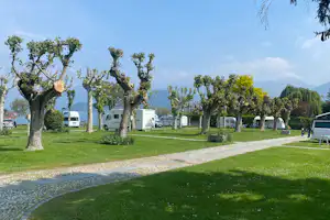 Camping Iseo - Stellplätze im Grünen