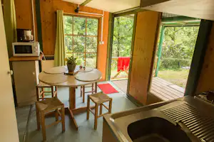Camping Iserand - Innenraum eines Chalets auf dem Campingplatz