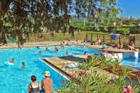 Camping Iserand - Swimmingpool mit Badegästen