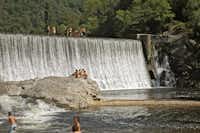 Camping Iserand - Wasserfall mit Badegästen, etwa zehn Kilometer vom Campingplatz entfernt