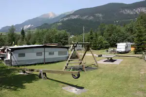Camping Islas - Spielplatz und Wohnmobilstellplätze mit Blick auf die Berge