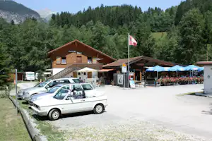 Camping Islas - Hauptgebäude und Parkplatz auf dem Campingplatz