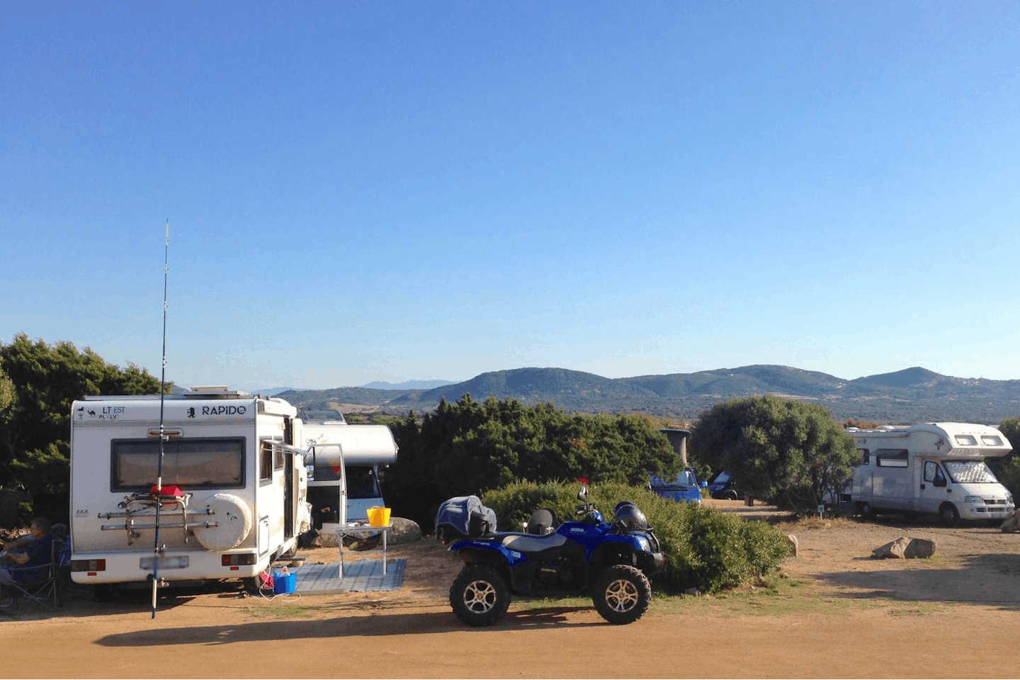 Camping Isola dei Gabbiani - Stellplätze des Campingplatzes mit Wohnmobilen darauf