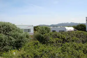 Camping Isola dei Gabbiani - Wohnwagen im Grünen auf dem Campingplatz
