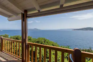 Camping Isola dei Gabbiani - überdachte Veranda einer Suite auf dem Campingplatz mit Blick auf das Mittelmeer