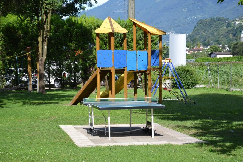 Camping Isola  -  Spielplatz und Tischtennisplatte auf dem Campingplatz