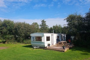 Camping It Kruswetter - Mobilheim mit Veranda auf dem Campingplatz