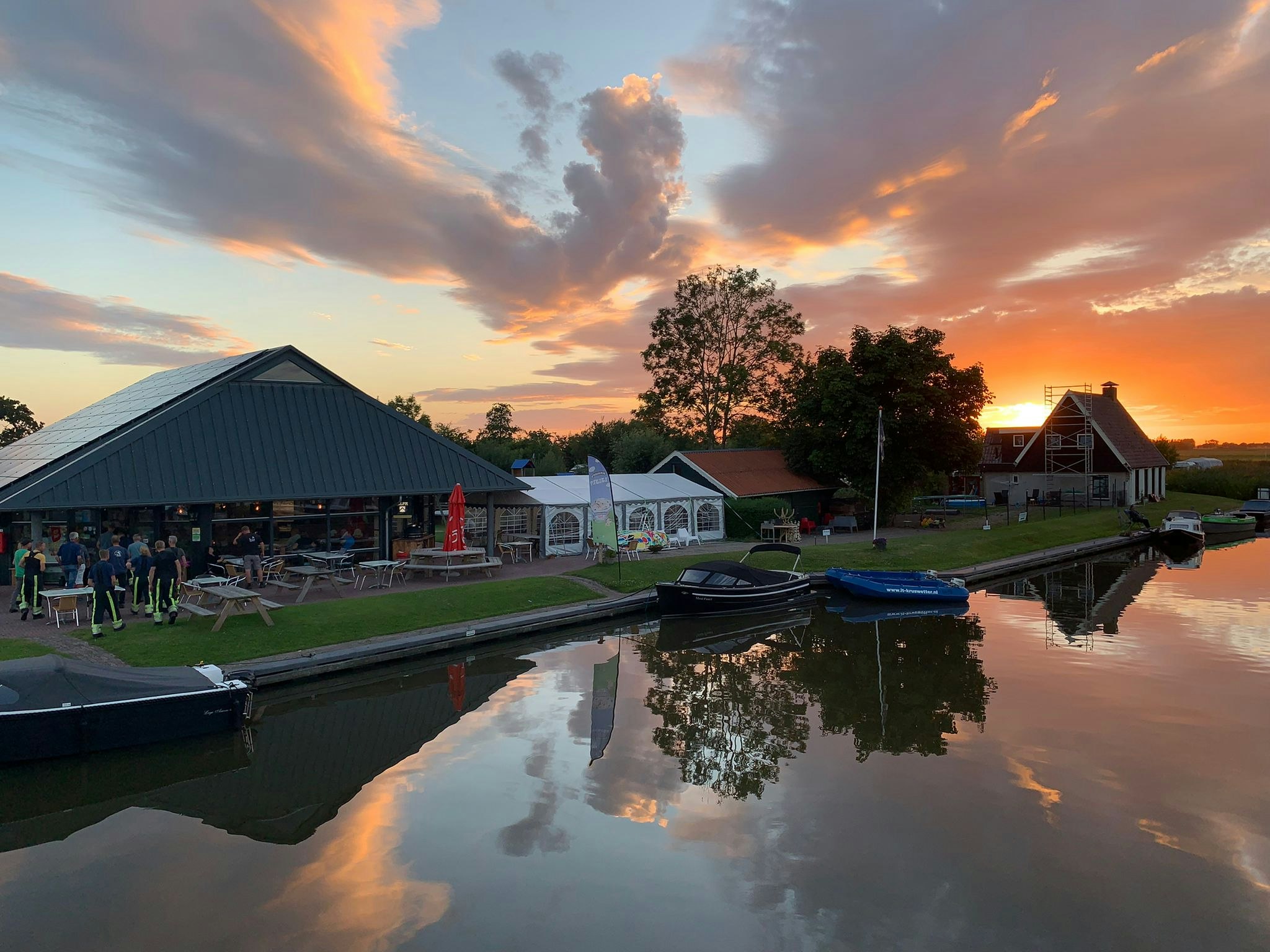 Camping It Kruswetter - Blick auf den Campingplatz bei Sonnenuntergang