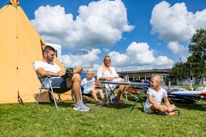 MarinaPark Beach Resort Soal Camping It Soal - Familie sitzt vor ihrem Zelt