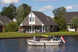 Camping It Wiid - Chalet am Wasser auf dem Campingplatz