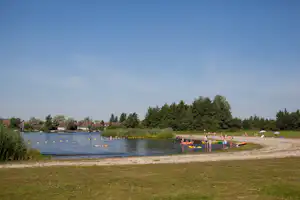 Camping It Wiid - Gäste am Badestrand vor dem Campingplatz