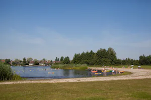 Camping It Wiid - Gäste am Badestrand vor dem Campingplatz