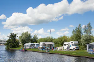 Camping It Wiid - Wohnmobilstellplatz am Wasser auf dem Campingplatz