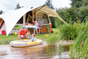 Camping It Wiid - Zeltplatz am Wasser auf dem Campingplatz