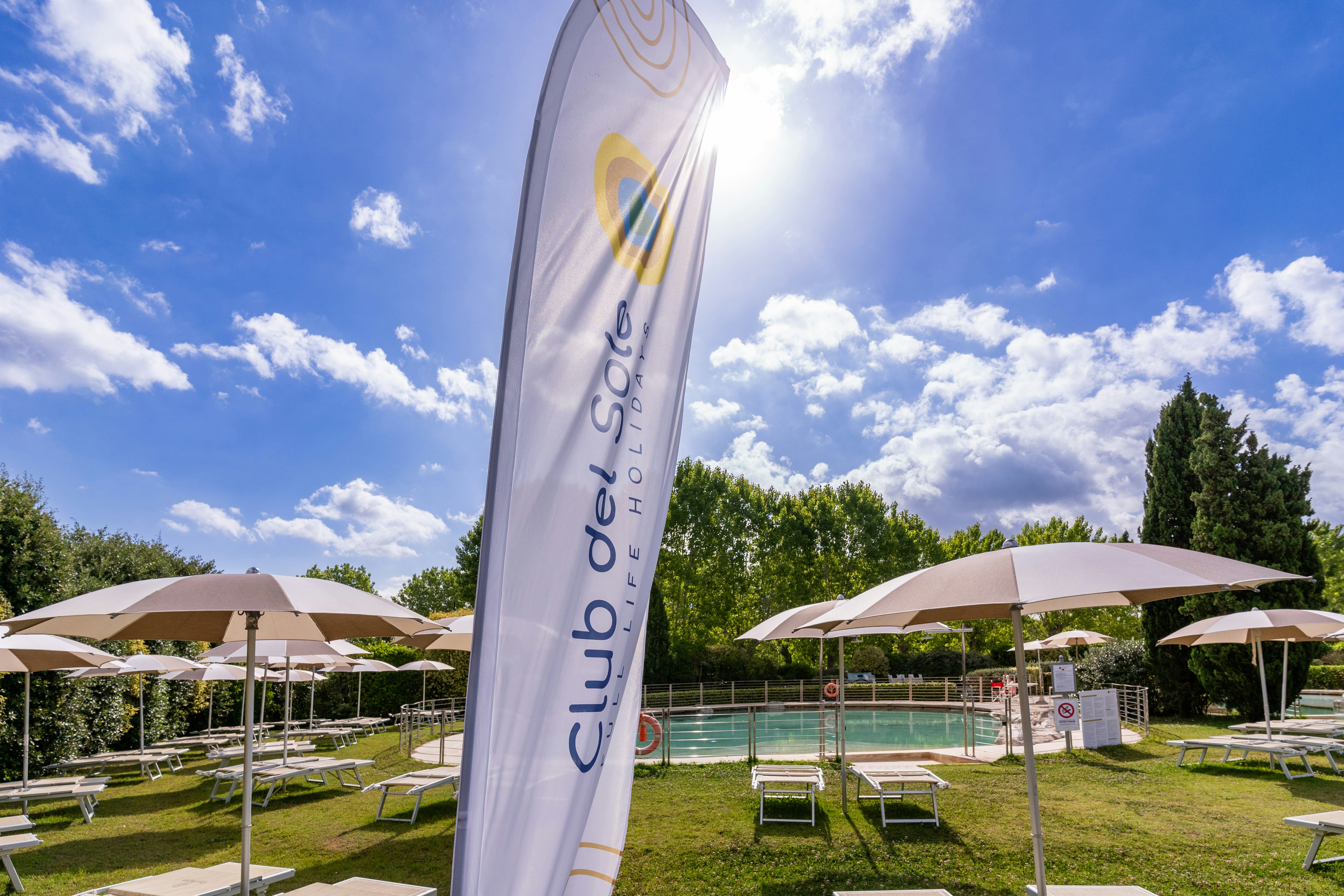 Viareggio Family Collection  - Pool im Freien mit Liegestühlen und Sonnenschirmen