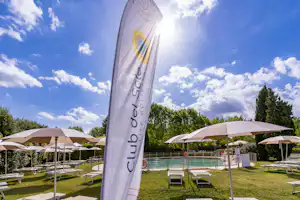 Viareggio Family Collection - Pool im Freien mit Liegestühlen und Sonnenschirmen
