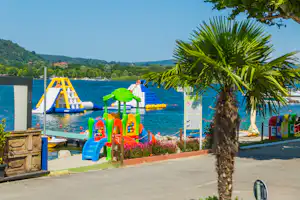 Camping Italia Lido - Blick auf den Strand mit Kinderspielmöglichkeiten