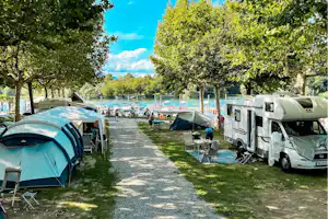 Camping Italia Lido - Stellplätze im Schatten der Bäume