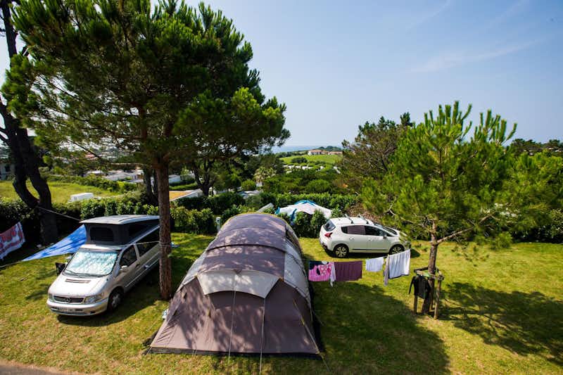 Camping Itsas-Mendi - Blick auf die Standplatzwiese auf dem Campingplatz
