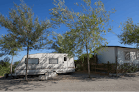 Camping Iznate - Mobilheim und Wohnwagen auf dem Campingplatz zwischen Bäumen