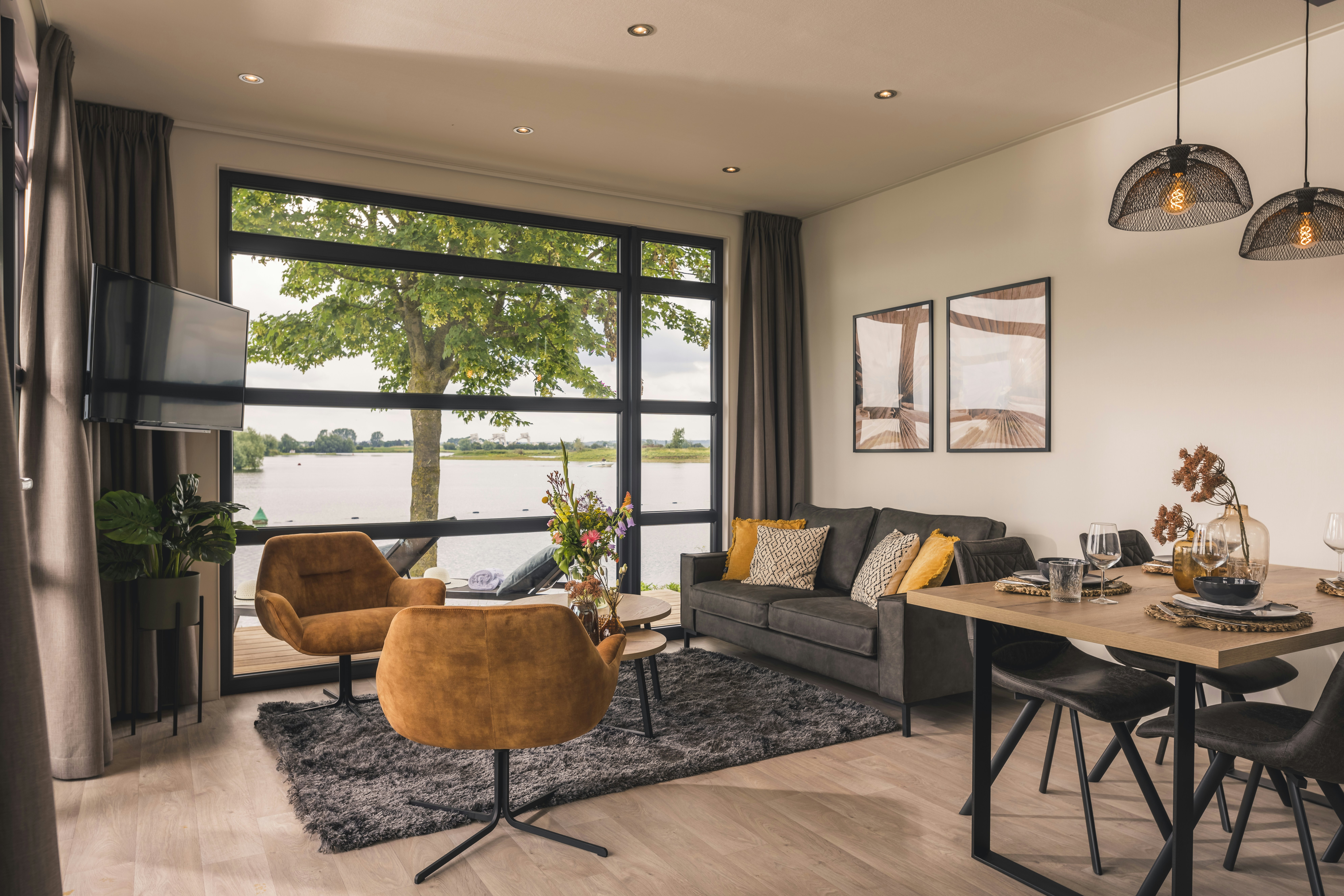 MarinaParken - Innenansicht einer Mietunterkunft mit Wohn- und Essbereich