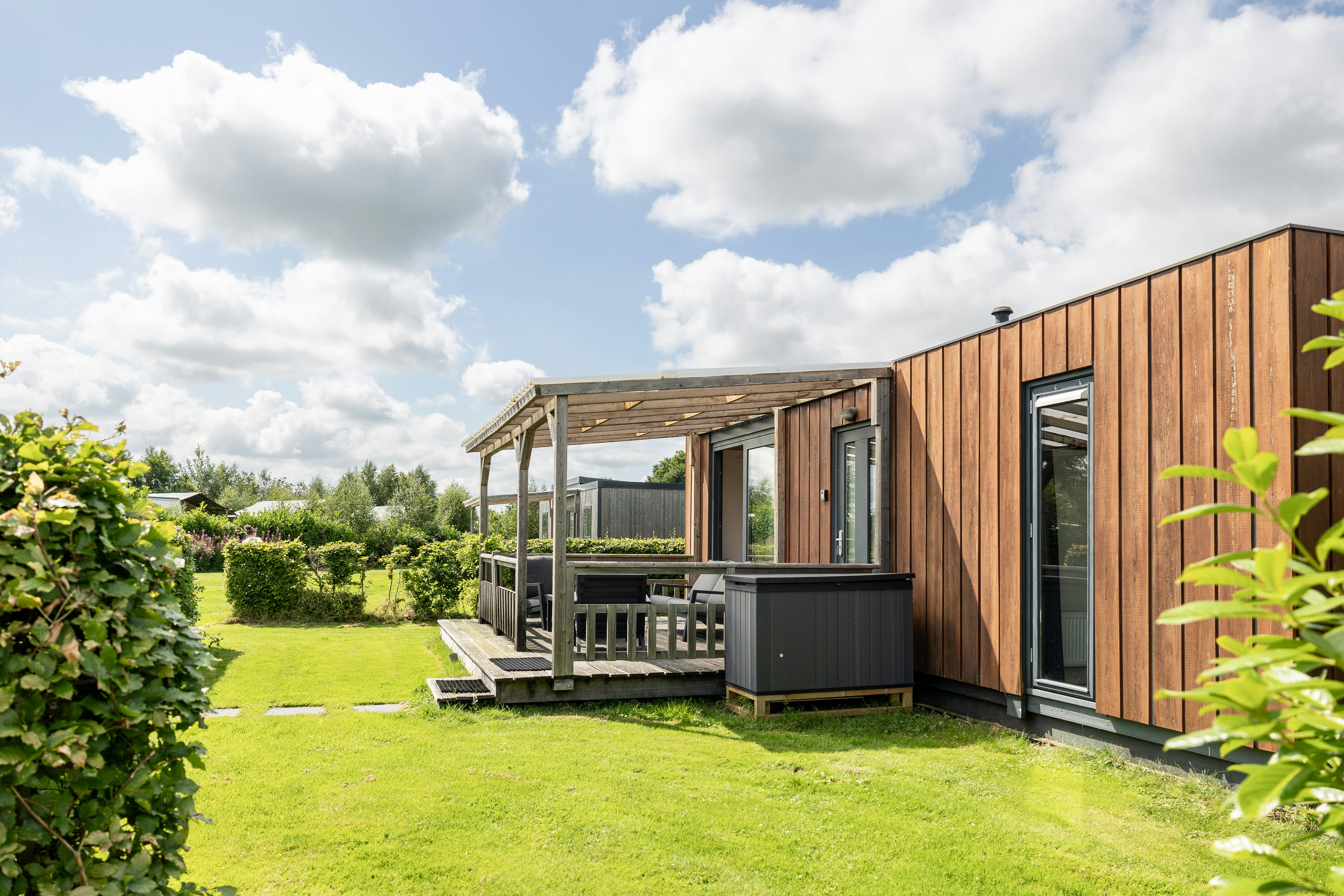 Natuurlijk de Veenhoop  - Mobilheim mit Terrasse auf dem Campingplatz