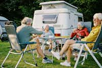 Marenland  Camping Jachthaven Marenland - Camper sitzen zusammen auf ihrem Stellplatz