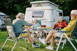 Marenland Camping Jachthaven Marenland - Camper sitzen zusammen auf ihrem Stellplatz