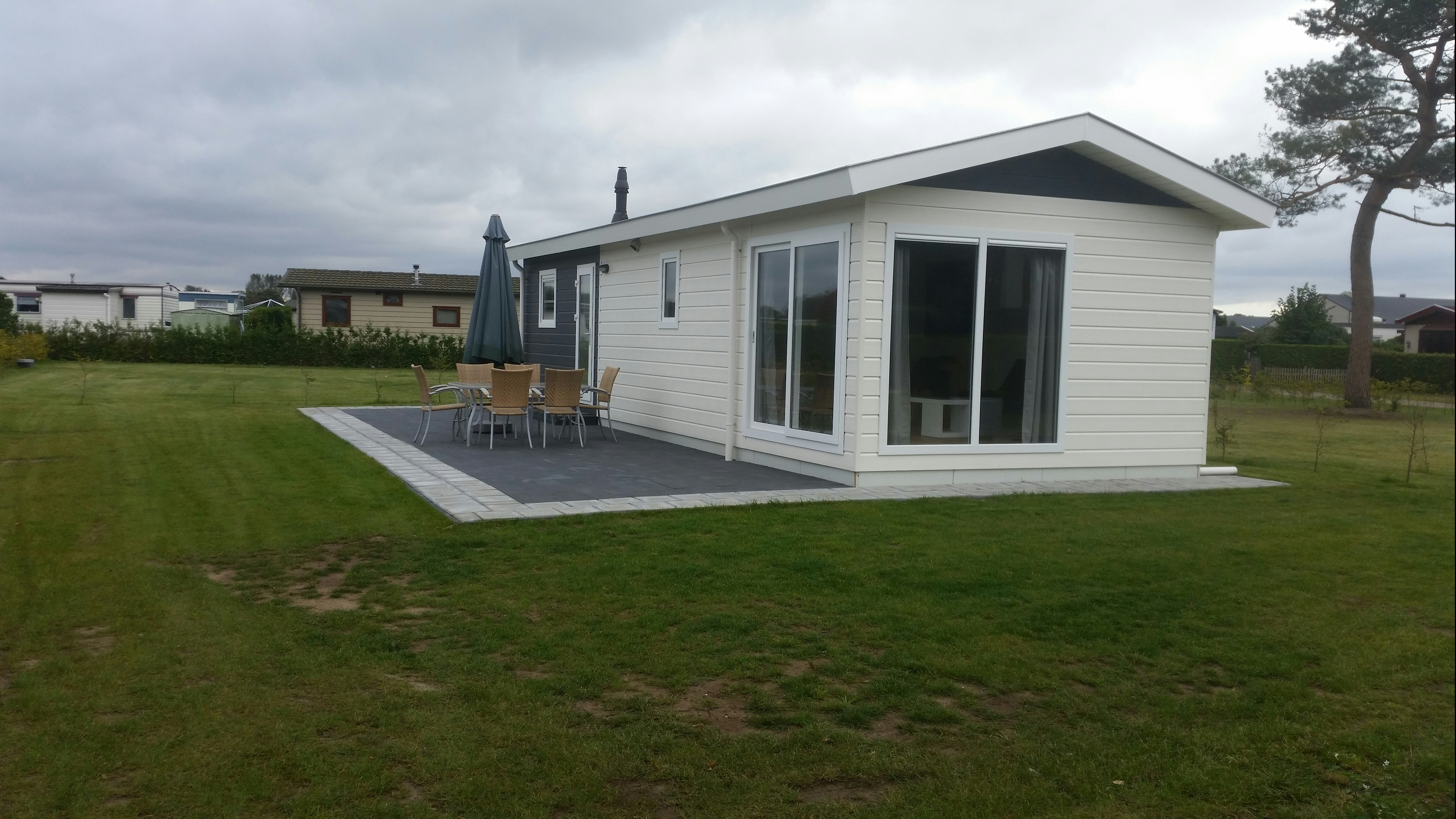 Camping Jacobus Hoeve - Ferienhaus mit Terrasse auf dem Campingplatz