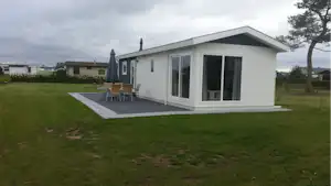 Camping Jacobus Hoeve - Ferienhaus mit Terrasse auf dem Campingplatz