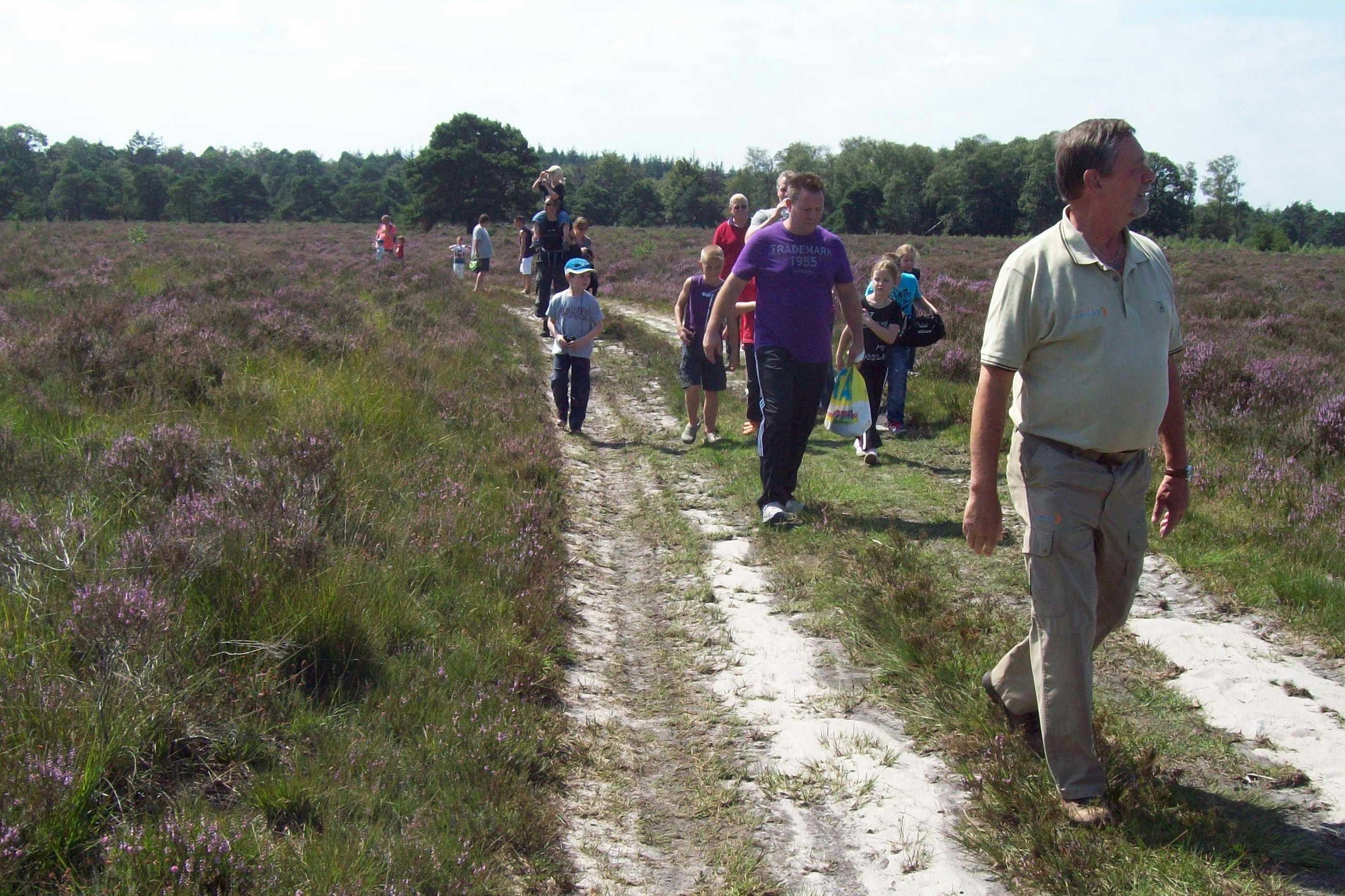 Camping Jacobus Hoeve - Gäste beim Spazieren in der Umgebung des Campingplatzes
