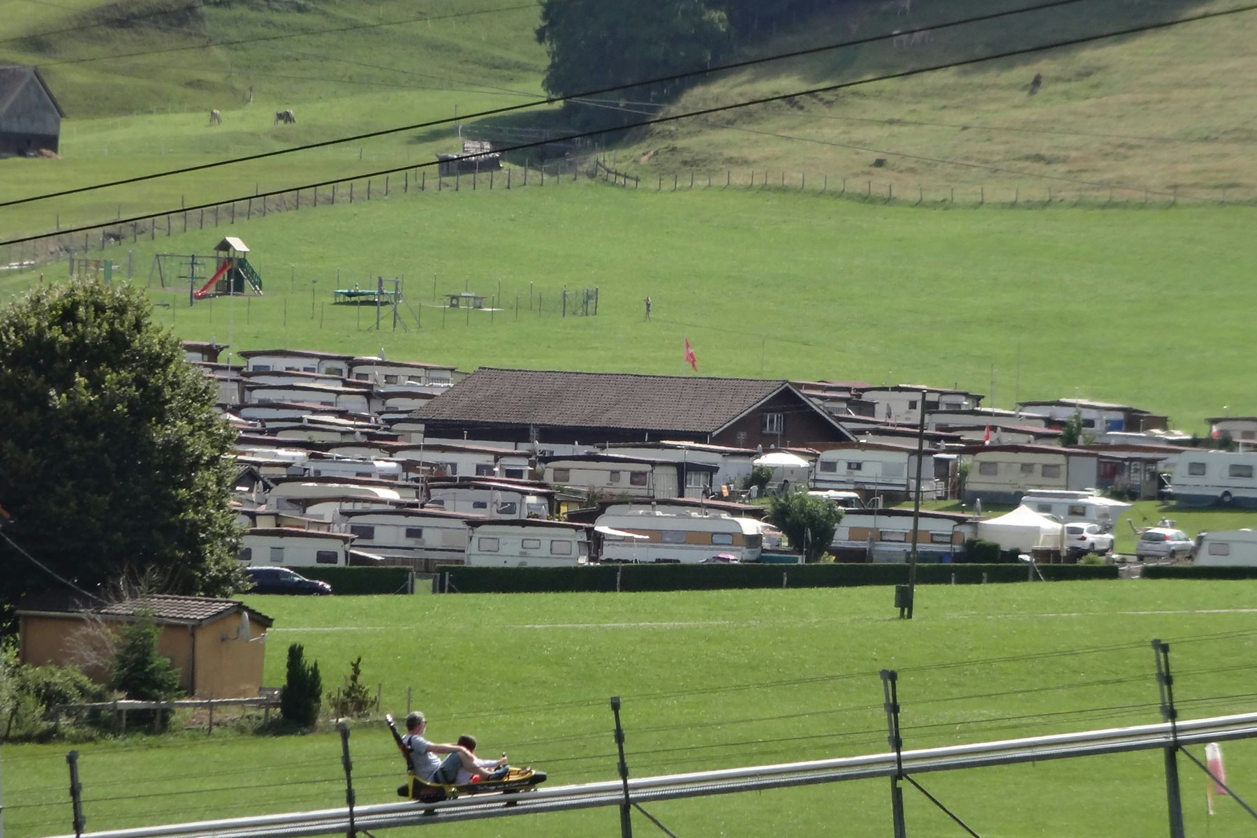 Camping Jakobsbad - Campingplatz vom Wohnwagen- und Zeltstellplatz auf grüner Wiese mit Spielplatz