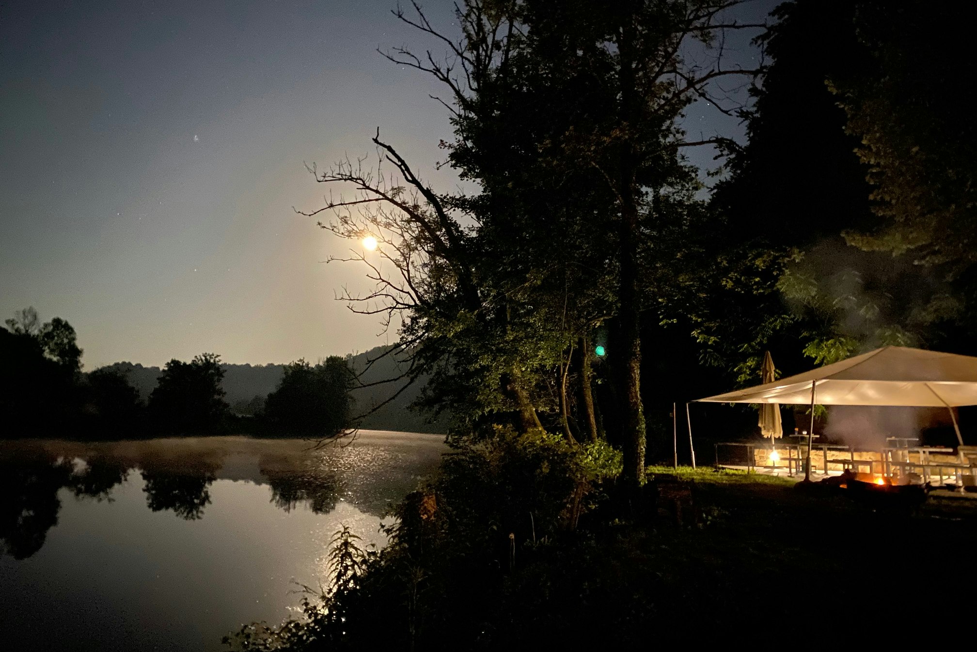 Camping Jankovic Stari pod - Blick auf den Campingplatz am Ufer des Flusses bei Nacht