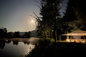 Camping Jankovic Stari pod - Blick auf den Campingplatz am Ufer des Flusses bei Nacht