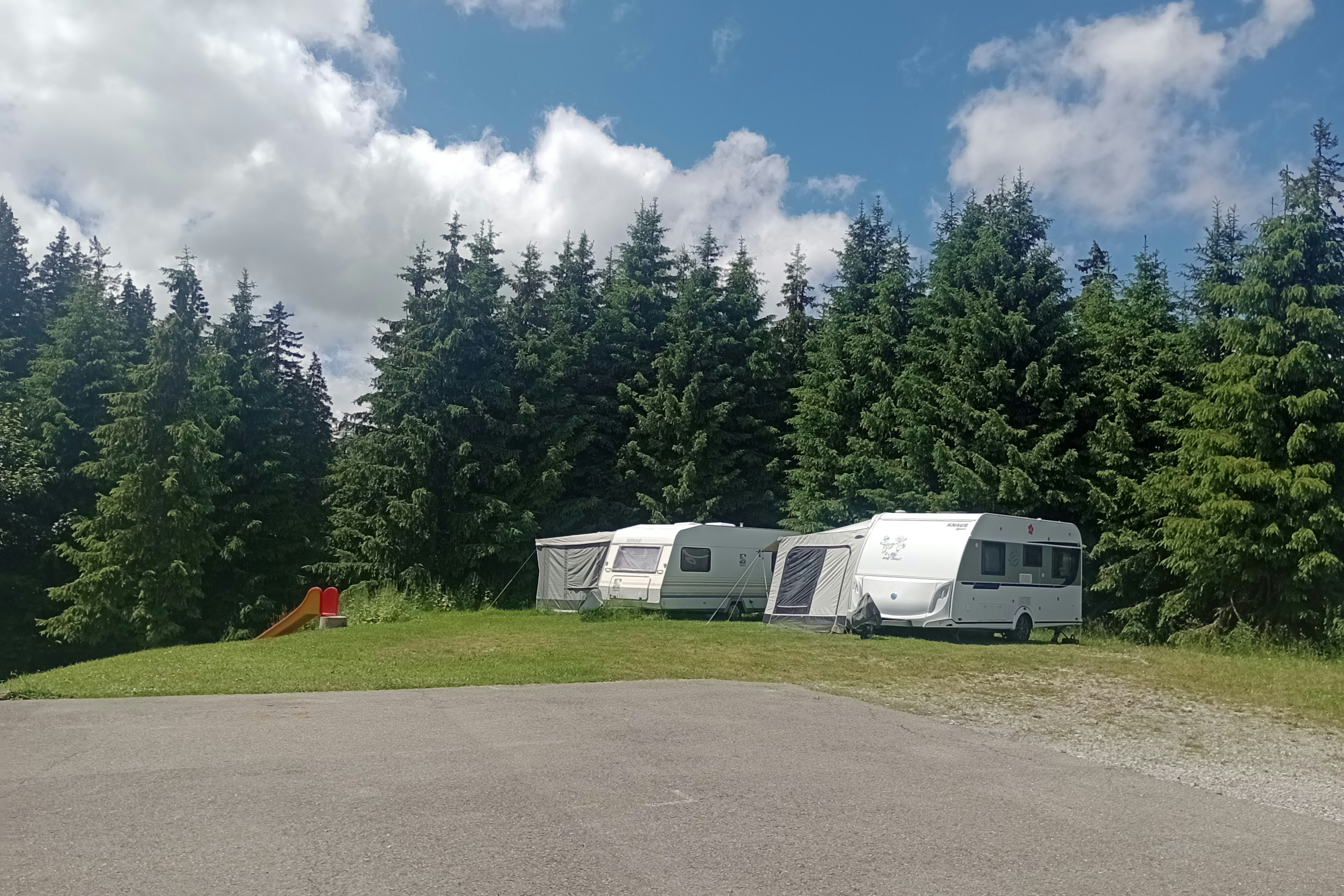 Camping Jaunpass - Blick auf die Standplätze auf der Wiese