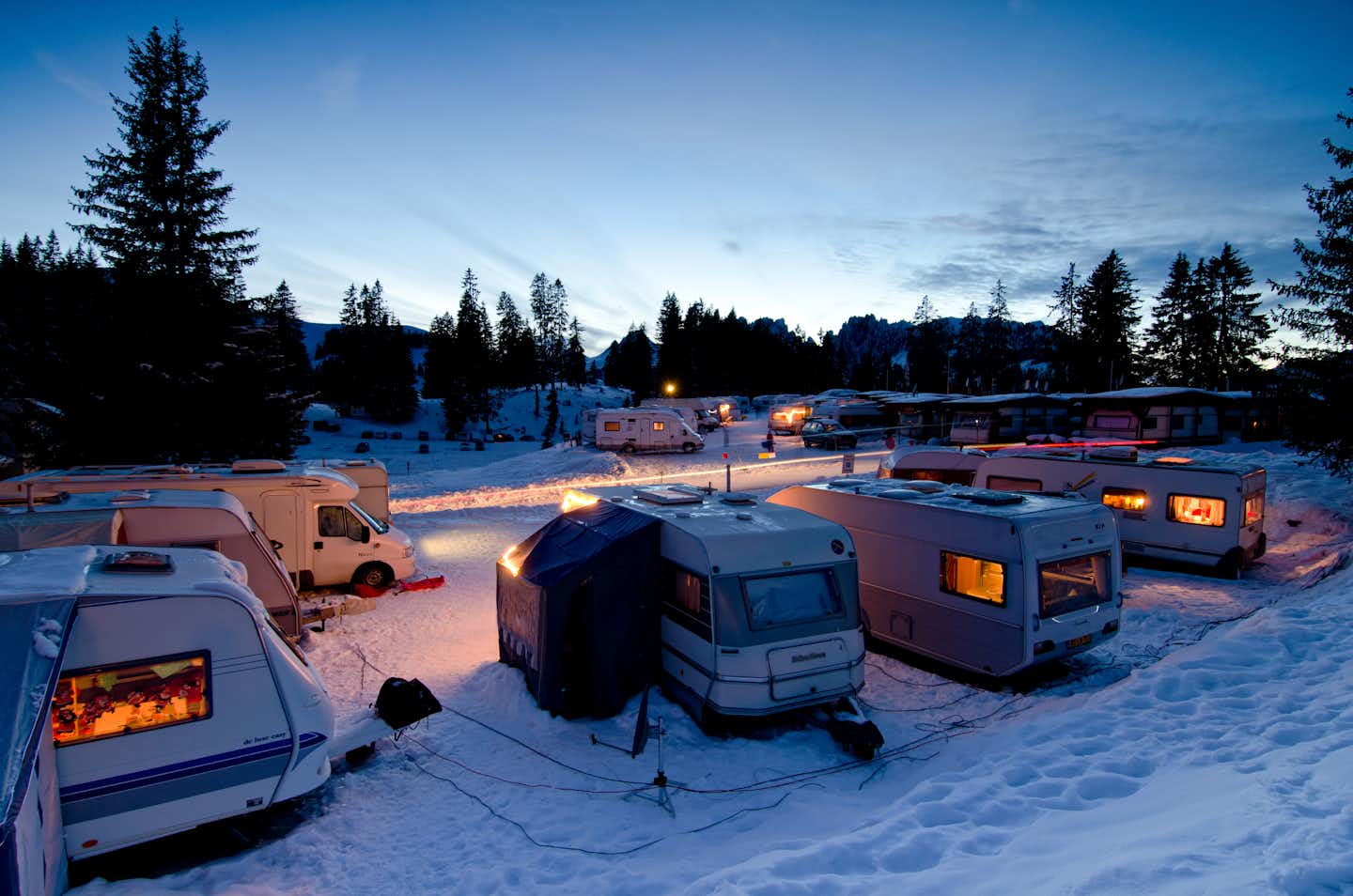 Camping Jaunpass - Wohnmobil- und  Wohnwagenstellplätzeim Schnee bei Nacht auf dem Campingplatz