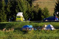 Camping Jaunpass - Zelt- und Wohnmobilstellplätze auf der Wiese auf dem Campingplatz