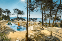 Camping Ježevac  -  Pool vom Campingplatz mit Sonnenschirmen und Liegestühlen und Blick auf das Meer