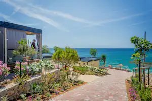 Camping Ježevac - Außenansicht auf die Terrasse eines Mobilheims mit Blick auf das Meer