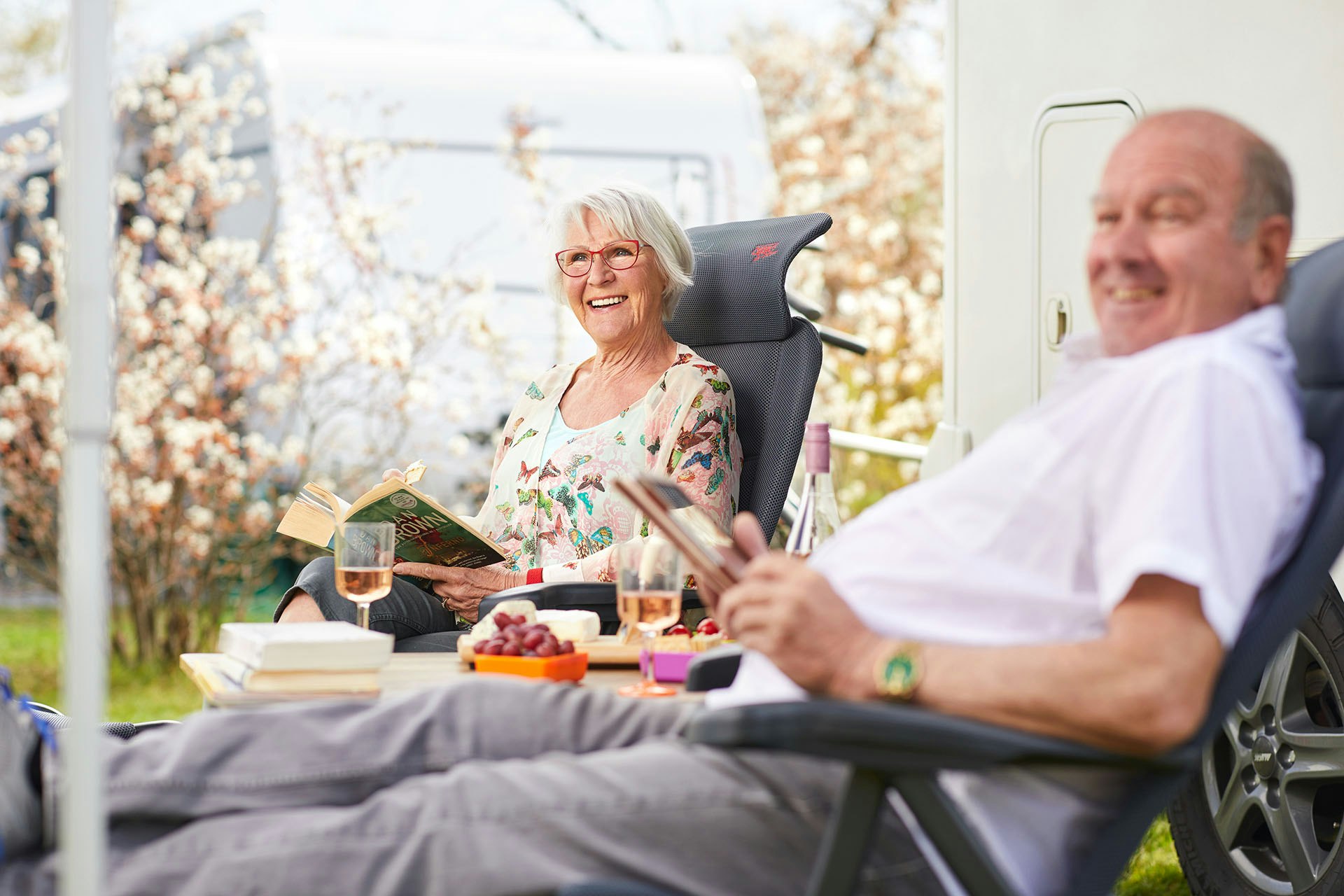 Camping Jelly's Hoeve (Adults Only) - Gäste beim Entspannen auf dem Stellplatz