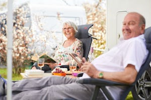 Camping Jelly's Hoeve (Adults Only) - Gäste beim Entspannen auf dem Stellplatz