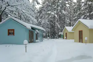 Camping Jeni - Holzhütten in Winterlandschaft
