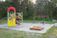 Camping Jeni - Kinderspielplatz auf dem Campinggelände mit spielenden Kindern